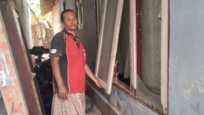 "Seorang penjual sayur lansia di Situbondo, Sutia Ningsih (80), kemalingan uang modal Rp 6 juta. Ia enggan lapor polisi karena pesimis pelaku akan tertangkap atau uangnya kembali."