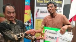 Ketua Percasi Sambas, Ediyansyah menyerahkan Tropy dan hadiah kepada Safari, Juara Catur Cepat PERCASI Sambas 2025, Minggu,(23/11/2025) di Pemangkat.