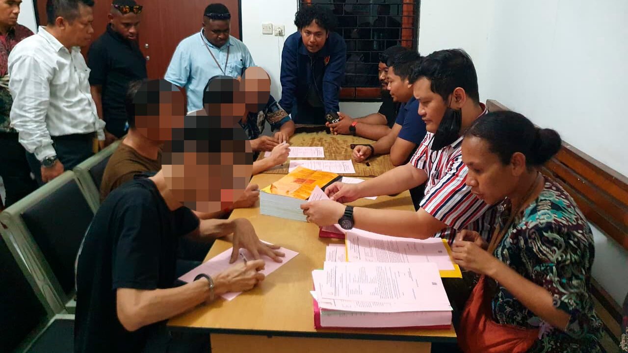 Penyidik Ditreskrimsus Polda Papua saat menyerahkan tujuh tersangka dan barang bukti kasus pertambangan ilegal kepada Jaksa Penuntut Umum di Kejaksaan Negeri Jayapura, Jumat (28/11/2025).