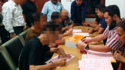 Penyidik Ditreskrimsus Polda Papua saat menyerahkan tujuh tersangka dan barang bukti kasus pertambangan ilegal kepada Jaksa Penuntut Umum di Kejaksaan Negeri Jayapura, Jumat (28/11/2025).