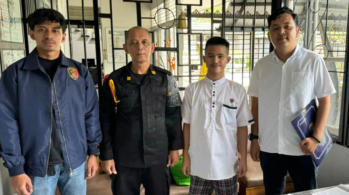 Penyidik Polda Kalbar limpahkan tersangka Riezky Kabah terkait kasus ujaran kebencian SARA terhadap etnis Dayak ke Kejaksaan. (Dok. Ist)