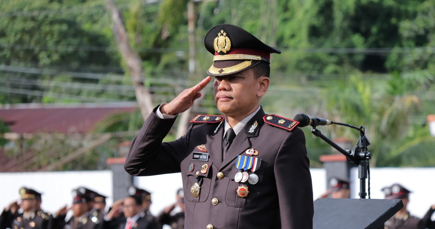 "Polres Kayong Utara menggelar upacara Hari Pahlawan 2025. Wakapolres menekankan perjuangan masa kini bukan dengan senjata, tapi ilmu, empati, dan pengabdian."