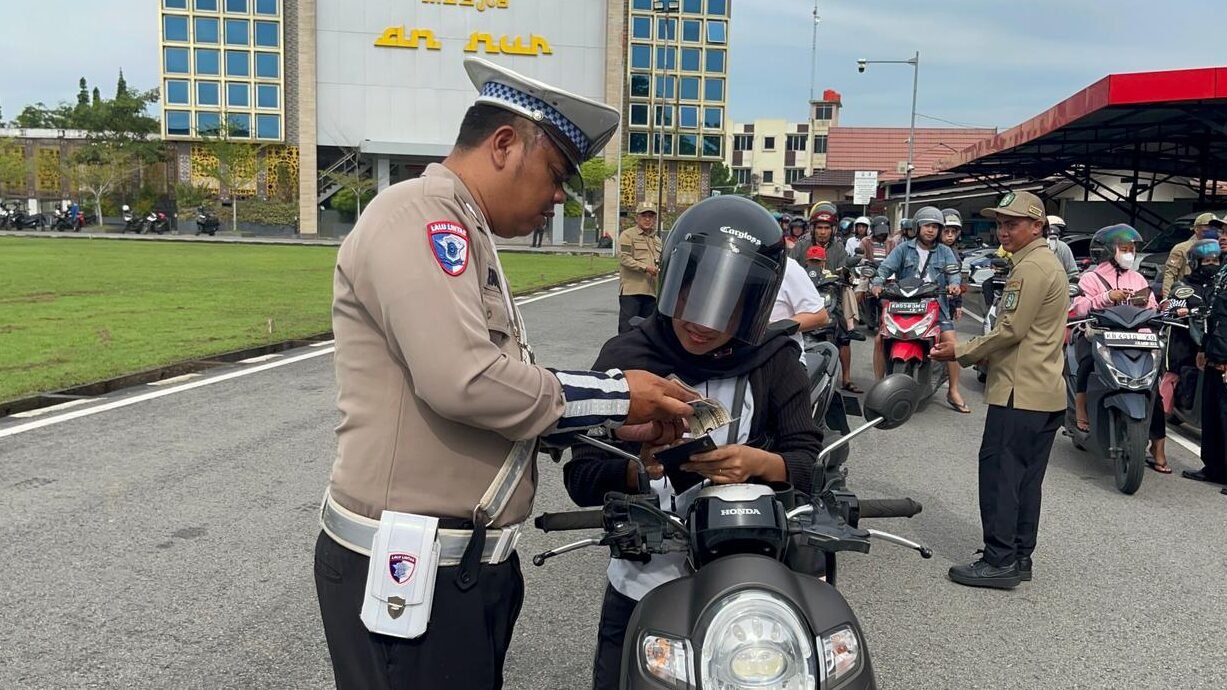 Personel Ditlantas Polda Kalbar saat melakukan penertiban dan imbauan kepada pengendara di Jalan Ahmad Yani, Pontianak, pada hari terakhir Operasi Zebra Kapuas 2025, Minggu (30/11).