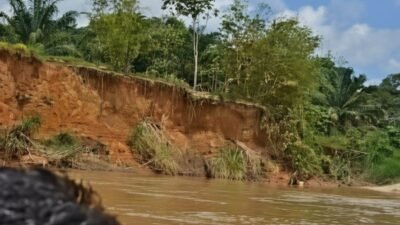 Petugas Polsek Bonti saat melakukan patroli penyisiran di aliran Sungai Sekayam, Kecamatan Bonti, untuk menindaklanjuti video viral dugaan PETI, Senin (10/11/2025).