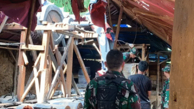 Personel gabungan TNI AD dari Yonif 315/Garuda dan Polisi Hutan (Kemenhut) saat melakukan penertiban di lokasi tambang emas ilegal di kawasan Taman Nasional Gunung Halimun Salak. (Dok. Instagram/@yonif_315_garuda)