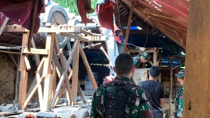 Personel gabungan TNI AD dari Yonif 315/Garuda dan Polisi Hutan (Kemenhut) saat melakukan penertiban di lokasi tambang emas ilegal di kawasan Taman Nasional Gunung Halimun Salak. (Dok. Instagram/@yonif_315_garuda)