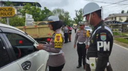 Kasat Lantas Polres Mempawah, IPTU Tanti Putri Maharani, bersama personel gabungan saat memeriksa kelengkapan pengendara dalam Operasi Zebra Kapuas 2025 di depan Polsek Sungai Pinyuh, Selasa (25/11/2025).