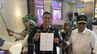 Perwakilan FPP-TNI saat mendatangi Bareskrim Polri untuk menyerahkan surat permintaan pengusutan kembali kasus dugaan ijazah palsu Jokowi, Selasa (4/11/2025).