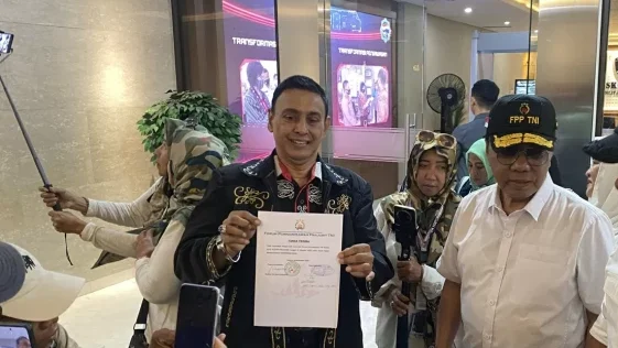 Perwakilan FPP-TNI saat mendatangi Bareskrim Polri untuk menyerahkan surat permintaan pengusutan kembali kasus dugaan ijazah palsu Jokowi, Selasa (4/11/2025).