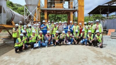 Para peserta Pelatihan Tenaga Ahli Teknik Jalan saat melakukan kunjungan industri di fasilitas Asphalt Mixing Plant (AMP), Pontianak, Kamis (27/11/2025).