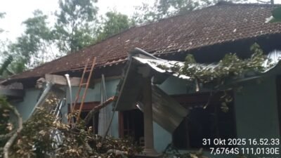 Rumah terdampak pohon tumbang akibat angin kencang yang melanda Kecamatan Jumantono, Kabupaten Karanganyar, Provinsi Jawa Tengah, pada Jumat (31/10). Sumber Foto: BPBD Kabupaten Karanganyar