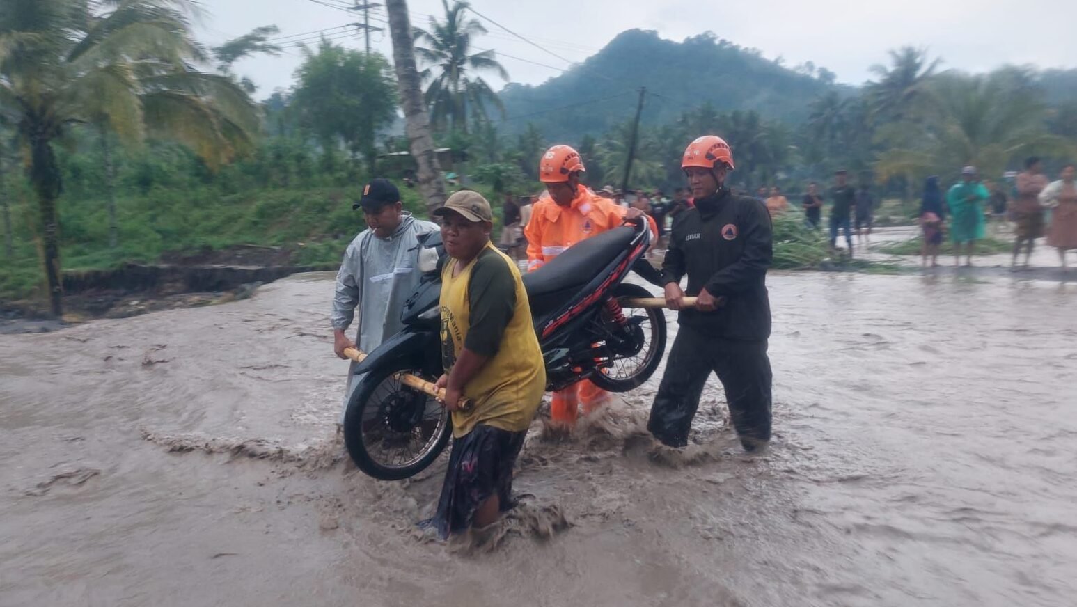 Akses jalan warga terisolir akibat banjir lahar hujan (lahar dingin) di Kabupaten Lumajang, Rabu (5/11). Sumber Foto: BPBD Kabupaten Limajang