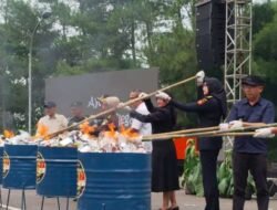 6,8 Juta Batang Rokok Ilegal Senilai Rp 10 Miliar Dibakar di Padalarang