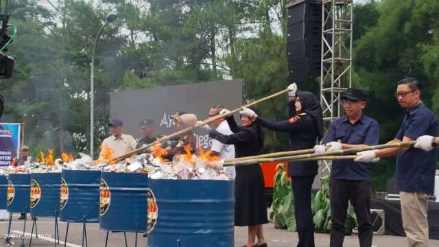 etugas Bea Cukai saat melakukan pemusnahan 6,8 juta batang rokok ilegal dan barang kena cukai ilegal lainnya di Padalarang, Kabupaten Bandung Barat, Kamis (29/10/2025). (Dok. Ist)