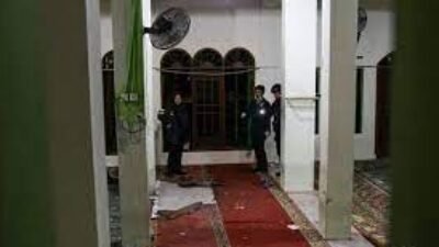 Petugas Densus 88 melakukan olah TKP di Masjid SMAN 72 Kelapa Gading, Jakarta Utara, pasca ledakan yang diduga terkait aksi teror, Sabtu (8/11/2025).
