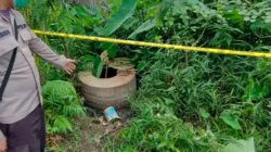 Petugas INAFIS Polres Mempawah saat melakukan olah TKP penemuan kerangka Ajung (56) di belakang rumah korban di Sungai Pinyuh, Jumat (7/11/2025).