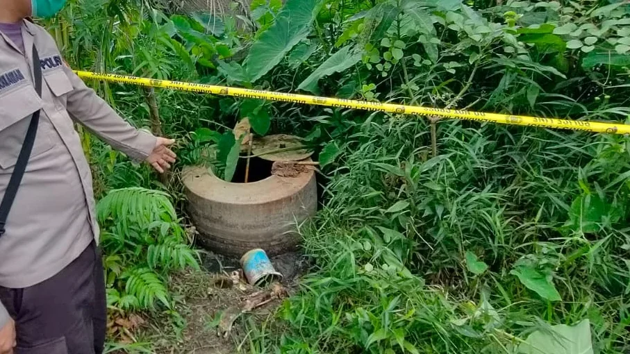 Petugas INAFIS Polres Mempawah saat melakukan olah TKP penemuan kerangka Ajung (56) di belakang rumah korban di Sungai Pinyuh, Jumat (7/11/2025).