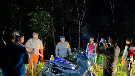 Petugas kepolisian dari Polres Sambas saat melakukan olah TKP di lokasi kejadian penganiayaan di Jalan Lingkar Sambas.