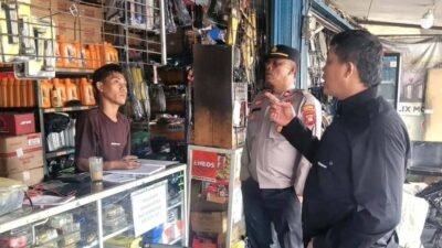 Petugas Polsek Pontianak Utara saat memberikan himbauan langsung kepada pemilik bengkel di Pontianak Utara agar tidak menjual atau memasang knalpot brong.