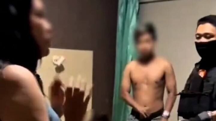 Petugas dari Tim Patroli Perintis Presisi Garda Khatulistiwa Ditsamapta Polda Kalbar saat melakukan penindakan penyalahgunaan narkoba di Pontianak.