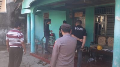 Petugas kepolisian melakukan olah TKP di sekretariat mahasiswa di Makassar yang menjadi sasaran teror bom molotov oleh OTK, Selasa (4/11).