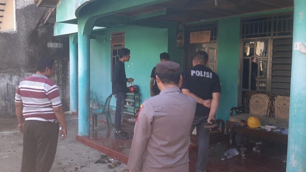 Petugas kepolisian melakukan olah TKP di sekretariat mahasiswa di Makassar yang menjadi sasaran teror bom molotov oleh OTK, Selasa (4/11).