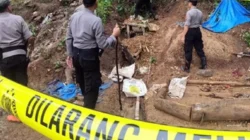 Petugas gabungan dari Kementerian Kehutanan dan aparat keamanan saat melakukan penutupan lubang tambang emas ilegal di kawasan Taman Nasional Gunung Halimun Salak, Sukabumi, Kamis (20/11/2025).