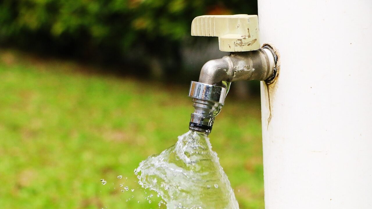 Ilustrasi - Air jernih belum tentu bersih. Kenali faktor penyebab air kotor, dampaknya pada kerusakan pompa air dan pipa bocor, serta solusi pencegahannya. (Dok. Ist)