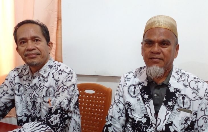 "Polemik pemecatan dua guru di Luwu Utara, Sulsel, berlanjut ke RDP DPRD. PGRI ajukan grasi presiden, sementara Kadisdik sebut pemecatan sudah sesuai aturan ASN."