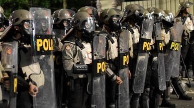 "MK mengabulkan gugatan dan melarang polisi aktif menduduki jabatan sipil kecuali pensiun/mundur. Mabes Polri menyatakan akan mempelajari putusan tersebut."