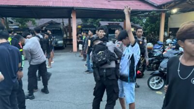 Personel Polres Bengkayang saat mengamankan puluhan remaja dan sepeda motor berknalpot brong yang diduga akan melakukan aksi balap liar, Minggu (9/11/2025).