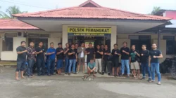 Tim gabungan Polres Sambas dan Polda Kalbar saat mengamankan THP, terduga pelaku pembunuhan di Desa Jelutung, Pemangkat.