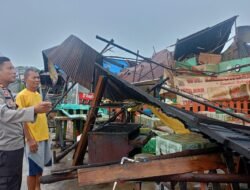 Hujan Deras dan Angin Kencang Robohkan 9 Lapak di Jembatan Baru Ngabang