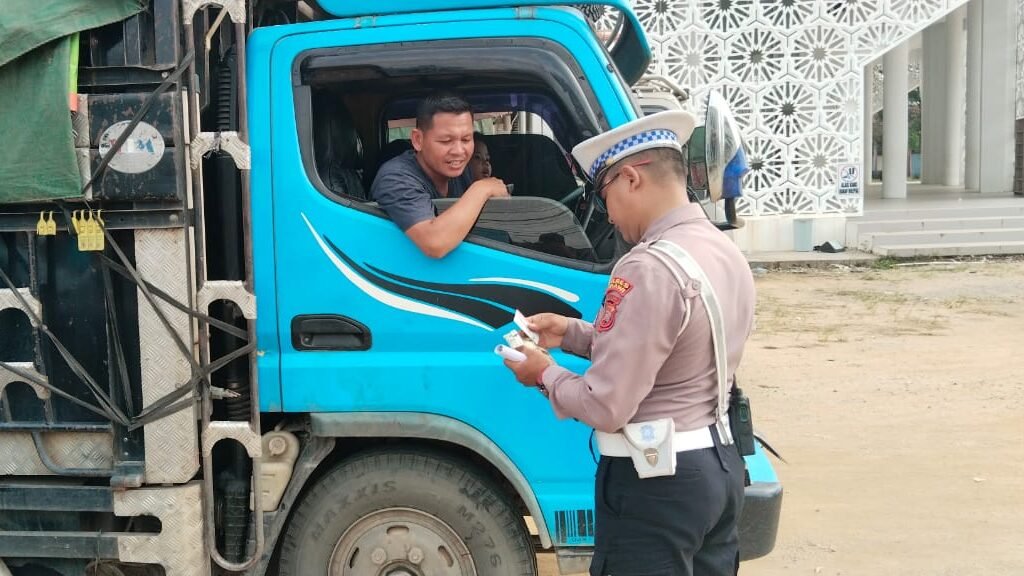 Personel Satlantas Polres Melawi saat melakukan pemeriksaan kondisi fisik dan kelengkapan surat kendaraan truk dalam gelaran Operasi Zebra Kapuas 2025, Kamis (27/11/2025).