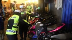Personel Satlantas Polres Ketapang saat melakukan pemeriksaan kelengkapan kendaraan dan knalpot brong milik pengunjung kafe dalam Operasi Zebra Kapuas 2025, Kamis malam (21/11/2025).