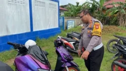 Personel Satlantas Polres Singkawang saat melakukan penertiban pengendara dalam rangka Operasi Zebra Kapuas 2025 di Jalan Diponegoro, Singkawang, Senin (17/11/2025).