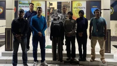 Polres Singkawang amankan pelaku tindak pidana kesusilaan usai viral live streaming tak senonoh di TikTok. Pelaku dijerat UU ITE dan Pornografi.