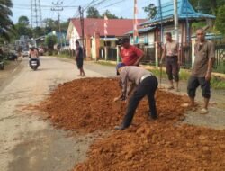 Cegah Kecelakaan, Polsek Tayan Hilir dan Warga Gotong Royong Tambal Jalan Berlubang