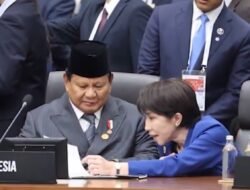 Momen PM Jepang Sapa Presiden Prabowo Hingga Geser Kursi di KTT APEC, Netizen: “99+ Panggilan Tak Terjawab dari Bu Titiek”