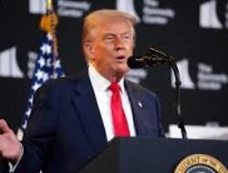 Gunakan Dana Asuransi, Trump Desak Senat Salurkan BLT di Tengah Shutdown