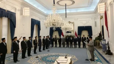Presiden Prabowo Subianto melantik 10 anggota Komisi Reformasi Polri di Istana Merdeka.