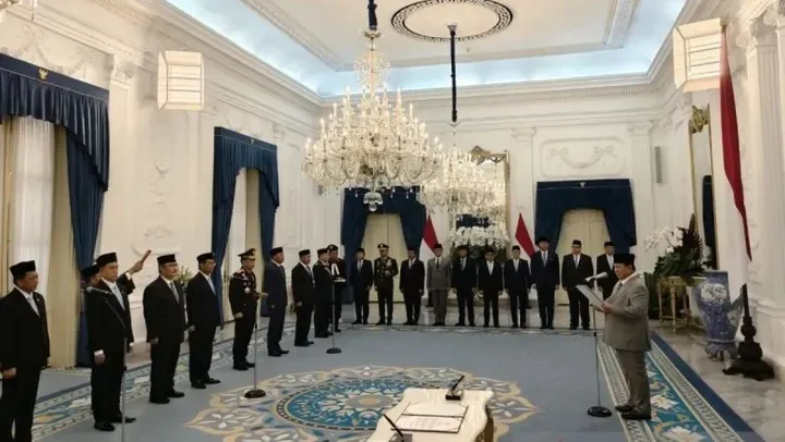 Presiden Prabowo Subianto melantik 10 anggota Komisi Reformasi Polri di Istana Merdeka.