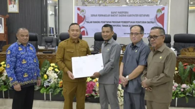 DPRD dan Pemkab sepakati 9 Raperda masuk Propemperda Ketapang 2026. Fokus bahas pajak, PKL, hingga pengawasan alkohol demi pembangunan berkualitas.