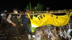 Polisi dan warga saat mengevakuasi jenazah Rusmajan, warga Seluas, Bengkayang, yang ditemukan meninggal dunia di kawasan hutan Desa Kumba, Jagoi Babang, Jumat (14/11/2025) malam. (Dok. Ist)