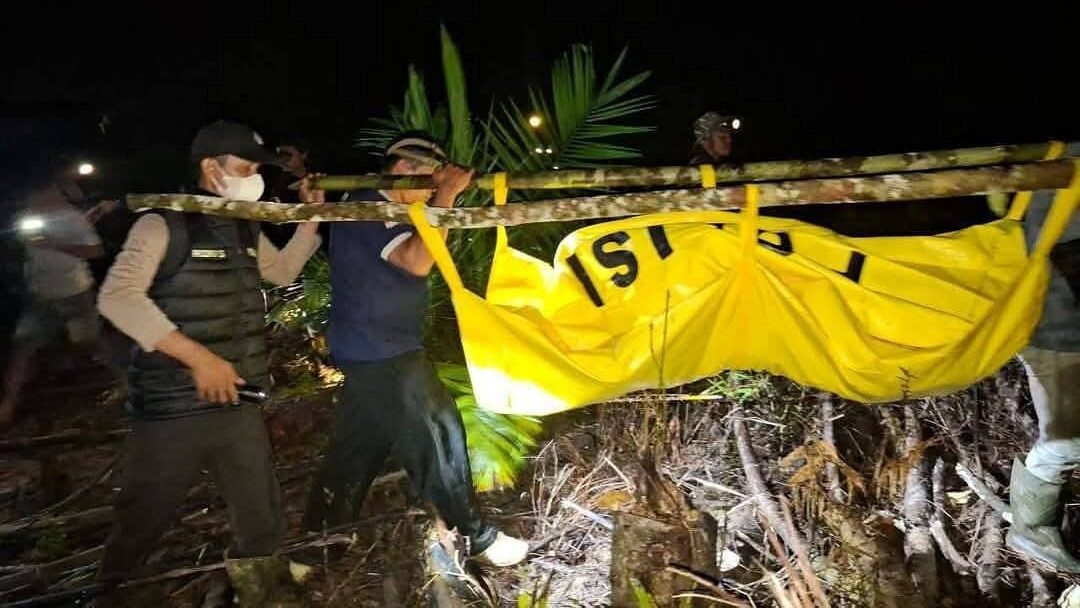 Polisi dan warga saat mengevakuasi jenazah Rusmajan, warga Seluas, Bengkayang, yang ditemukan meninggal dunia di kawasan hutan Desa Kumba, Jagoi Babang, Jumat (14/11/2025) malam. (Dok. Ist)