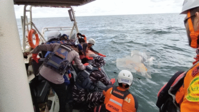 Tim SAR Gabungan saat melakukan evakuasi korban KM Margana Sakti (Takim) yang ditemukan di Perairan Padang Tikar, Sabtu (15/11/2025).