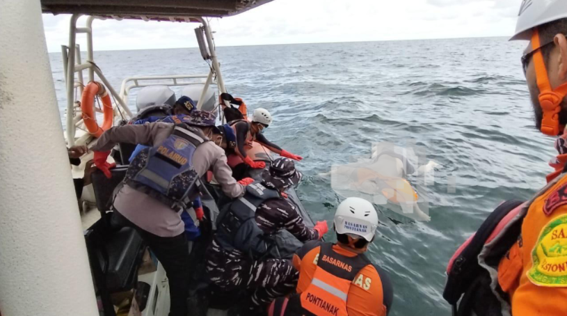 Tim SAR Gabungan saat melakukan evakuasi korban KM Margana Sakti (Takim) yang ditemukan di Perairan Padang Tikar, Sabtu (15/11/2025).