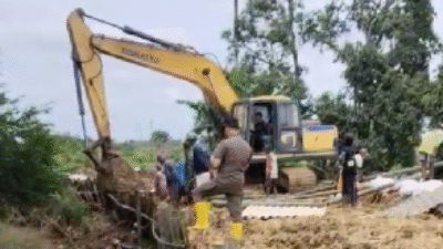 Pekerja saat menyelesaikan proses pembangunan talud darurat menggunakan konstruksi cerucuk bambu di sepanjang aliran Sungai Widodaren, Desa Ketitang Wetan, Kabupaten Pati, pertengahan November 2025.