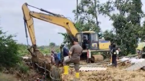 Pekerja saat menyelesaikan proses pembangunan talud darurat menggunakan konstruksi cerucuk bambu di sepanjang aliran Sungai Widodaren, Desa Ketitang Wetan, Kabupaten Pati, pertengahan November 2025.