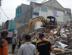 Berlangsung Sebulan Lebih, Dua Ekskavator Dikerahkan Ratakan Lahan Rumah Sahroni